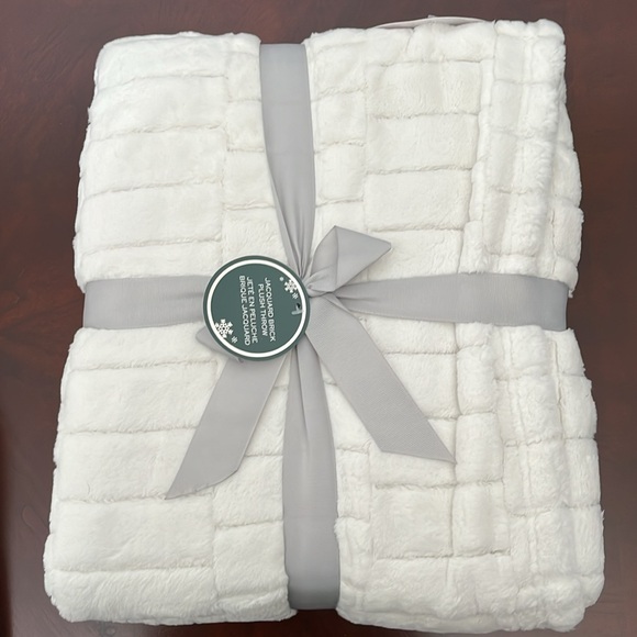 Plush Throw - Picture 2 of 4